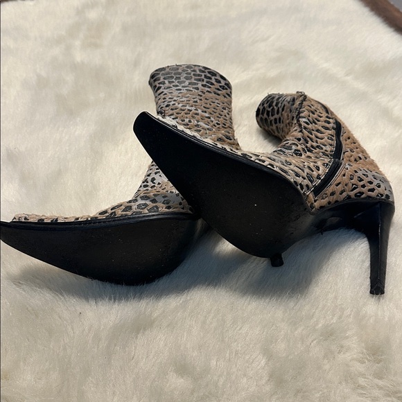 Elegant Leopard Print Heeled Boots - Picture 6 of 10